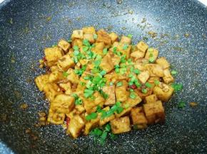 撒上葱花关火出锅。