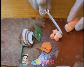 虾去虾线切成小块