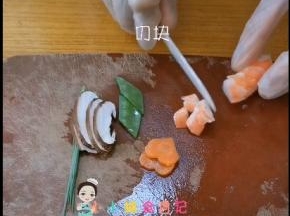 虾去虾线切成小块