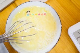 加入水混合均匀，蛋液跟水1:2