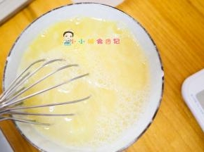 加入水混合均匀，蛋液跟水1:2