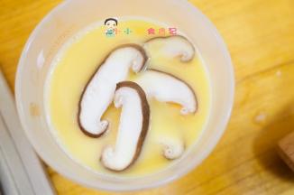 放入虾仁、香菇、荷兰豆盖上保鲜膜