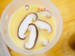 放入虾仁、香菇、荷兰豆盖上保鲜膜