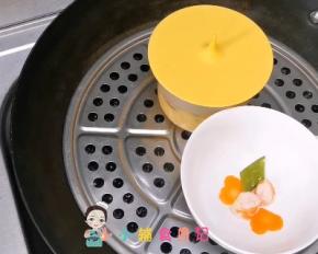 一部分虾跟胡萝卜、荷兰豆放入另一个碗里一起蒸，中小火大概15分钟就可以了