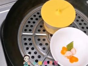一部分虾跟胡萝卜、荷兰豆放入另一个碗里一起蒸，中小火大概15分钟就可以了