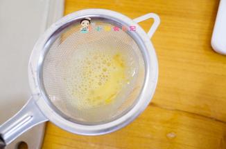 将蛋液过筛去掉浮末，这样可以让炖蛋更嫩滑