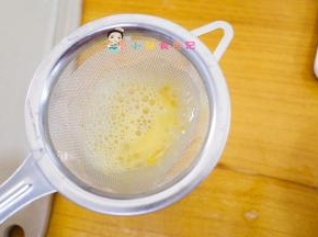 将蛋液过筛去掉浮末，这样可以让炖蛋更嫩滑