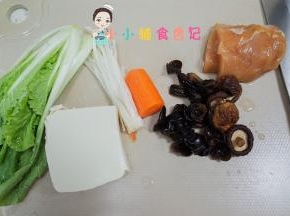 材料准备好，香菇、黑木耳泡发备用