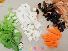 所有的材料切丝切块备用
