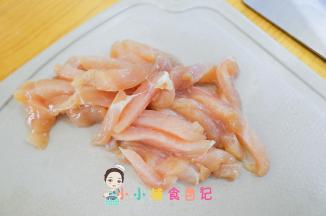鸡胸肉切成丝 姜片腌渍去腥