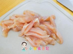 鸡胸肉切成丝 姜片腌渍去腥