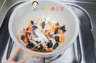 锅里放一点点油加入胡萝卜、金针菇、香菇、木耳翻炒一下，炒出香味