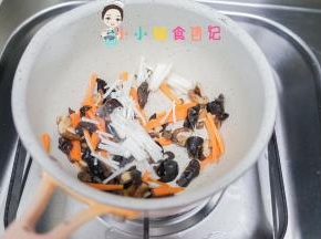 锅里放一点点油加入胡萝卜、金针菇、香菇、木耳翻炒一下，炒出香味