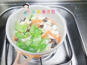 最后放入青菜煮一下，还可以放一点香菇粉调味