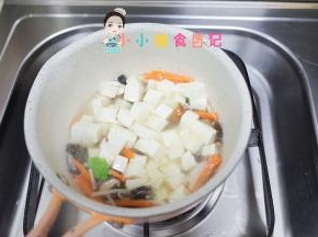 把豆腐放入锅里加一些水煮