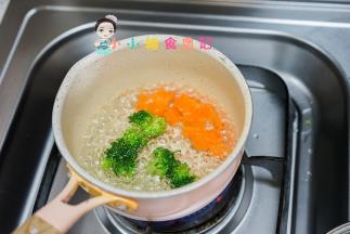 水煮开后放入西蓝花、胡萝卜煮开捞出