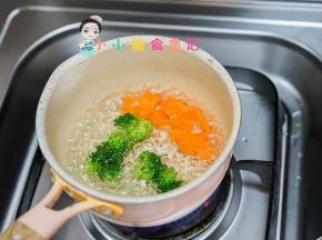 水煮开后放入西蓝花、胡萝卜煮开捞出