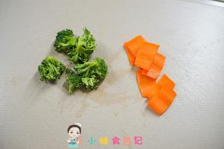 西蓝花切成小颗、胡萝卜切薄片这样更容易煮