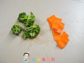 西蓝花切成小颗、胡萝卜切薄片这样更容易煮