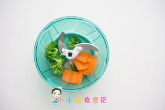 将西蓝花跟胡萝卜放入机器里剁碎