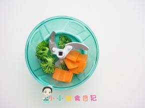 将西蓝花跟胡萝卜放入机器里剁碎
