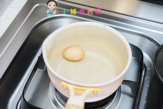 鸡蛋冷水下锅煮，水要末过鸡蛋3/4的位置，煮十分钟焖一会，一定要完全煮熟