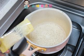 锅里放一些水，水不要太多，注意营养密度，加入半包粒粒面
