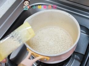 锅里放一些水，水不要太多，注意营养密度，加入半包粒粒面