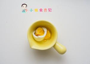将鸡蛋剥壳，取蛋黄备用