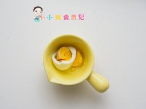 将鸡蛋剥壳，取蛋黄备用