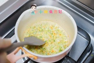 最后搅拌一下煮开滴几滴油即可