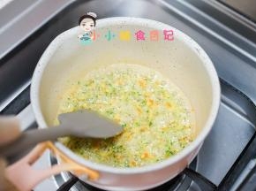 最后搅拌一下煮开滴几滴油即可