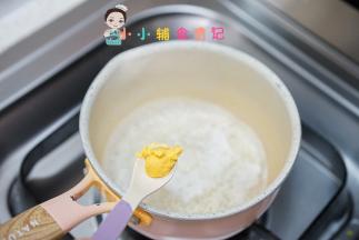 放入1/4颗蛋黄，如果孩子全蛋不过敏也可以吃全蛋，可以把蛋白全部剁碎，或者直接蛋液倒进水里煮蛋花汤