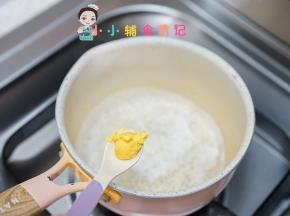 放入1/4颗蛋黄，如果孩子全蛋不过敏也可以吃全蛋，可以把蛋白全部剁碎，或者直接蛋液倒进水里煮蛋花汤