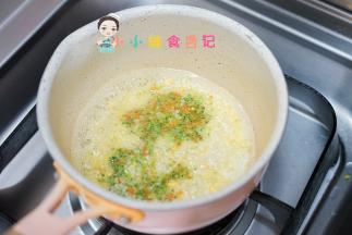 放入西蓝花胡萝卜末