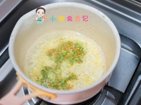 放入西蓝花胡萝卜末
