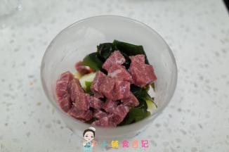 准备一个碗把牛肉30g 裙带菜10g 土豆20g 黑木耳 香菇15g 胡萝卜10g全部放进去