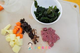 全部材料切碎备用，牛肉切小块