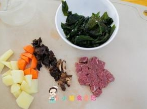 全部材料切碎备用，牛肉切小块