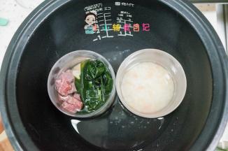 把两个碗全部放入电放锅，电放锅外面加一点水，按煮饭键即可