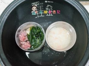 把两个碗全部放入电放锅，电放锅外面加一点水，按煮饭键即可