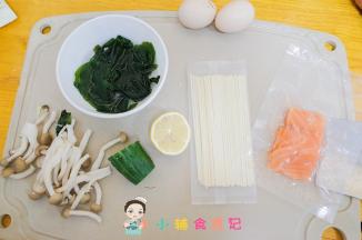 材料全部准备好，裙带菜泡发