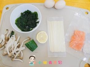 材料全部准备好，裙带菜泡发