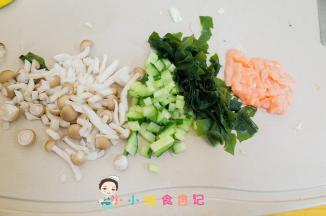 全部材料切碎备用，面条提前煮熟