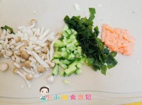 全部材料切碎备用，面条提前煮熟