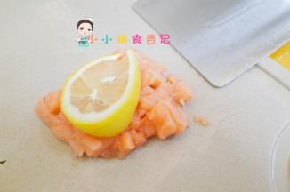 三文鱼切小丁用柠檬腌渍去腥