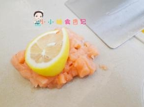 三文鱼切小丁用柠檬腌渍去腥
