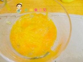 鸡蛋液大概200g 因为鸡蛋有大小，一般是四个鸡蛋