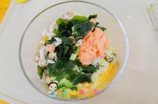 把切碎的全部材料放入碗里，煮熟的面条也放入碗里