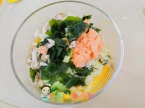 把切碎的全部材料放入碗里，煮熟的面条也放入碗里